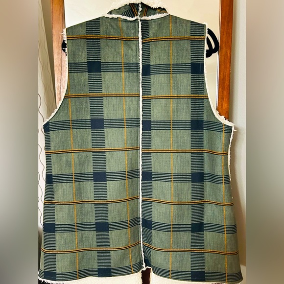 LuLaRoe Marlow Faux Shearling Vest - Picture 2 of 5